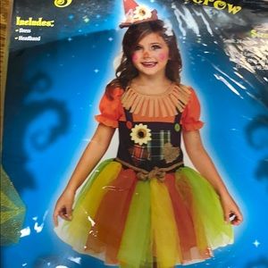 A little girl’s scarecrow costume